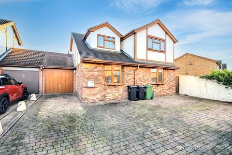 4 bedroom detached house to rent, Fambridge Drive, Wickford