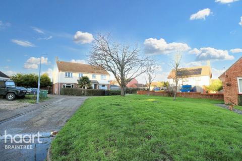 2 John Ray Gardens, Black Notley, Braintree, CM77 8NE