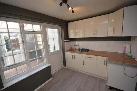 3 bedroom terraced house to rent, Anglian Way, Hopton