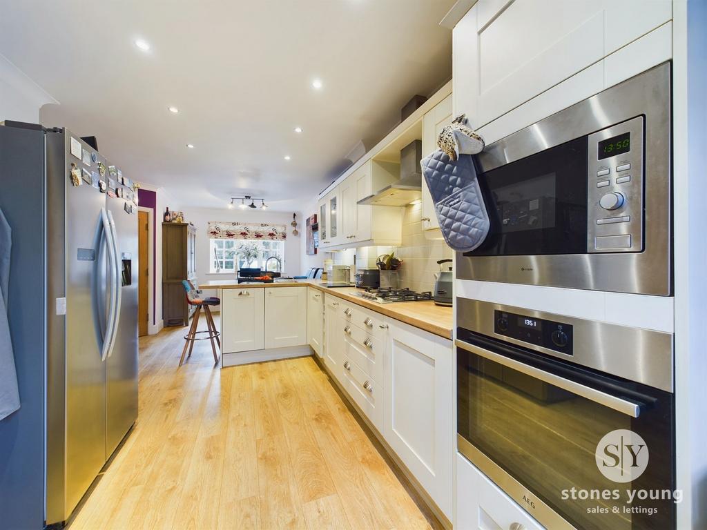 Kitchen & Dining Area