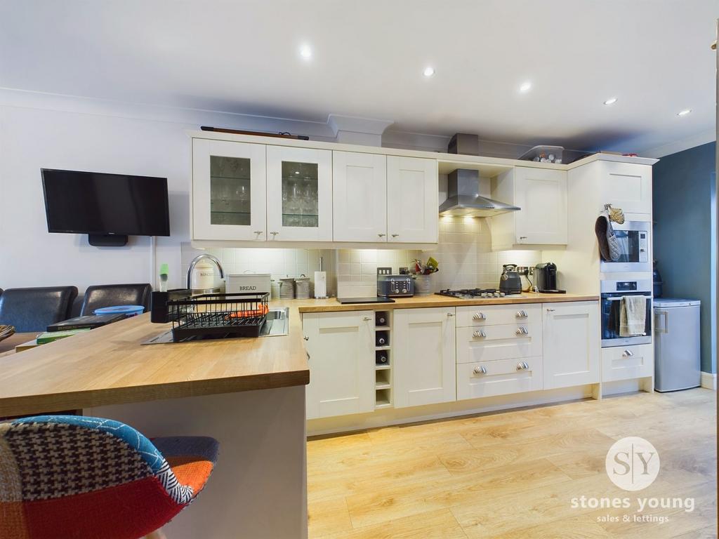 Kitchen & Dining Area