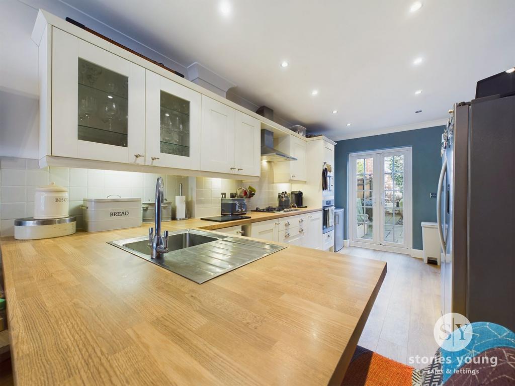 Kitchen & Dining Area