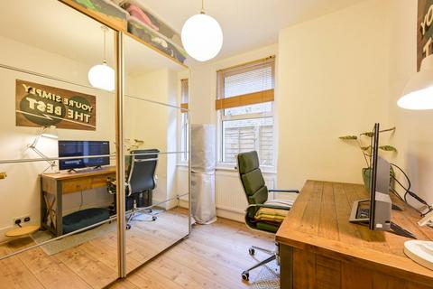 27 Avarn Road, London, SW17 9HB