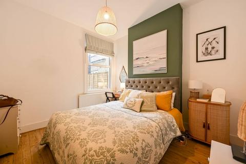27 Avarn Road, London, SW17 9HB