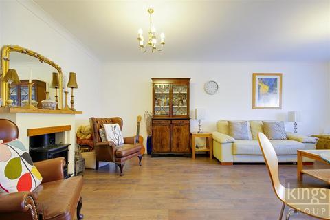 2 bedroom flat for sale, Winsbeach, London