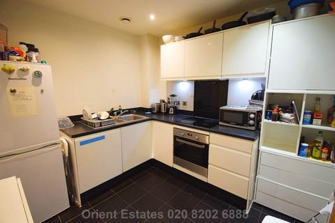 3 bedroom flat for sale, Herald Court, London