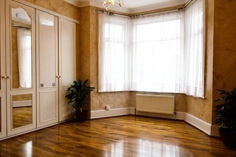 4 bedroom flat to rent, Ilford Lane, Ilford IG1