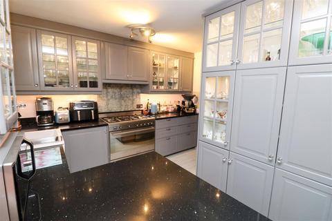 5 bedroom detached house for sale, Kintbury Close, Fleet GU51