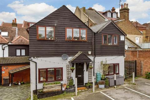 Flat 1, 18 - 20 High Street, Carshalton, SM5 3AG