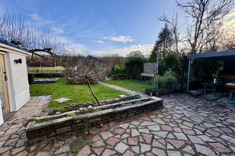 Bumble Lodge, 2, Goilan Goch Bethlehem Road, Ffairfach, Llandeilo, SA19 6US
