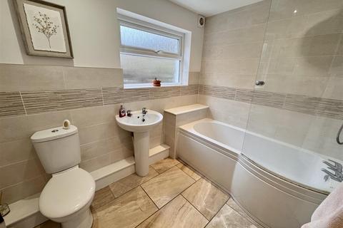 Bumble Lodge, 2, Goilan Goch Bethlehem Road, Ffairfach, Llandeilo, SA19 6US