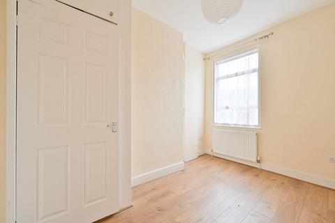 3 bedroom terraced house to rent, Fountain Road, Tooting, London, SW17