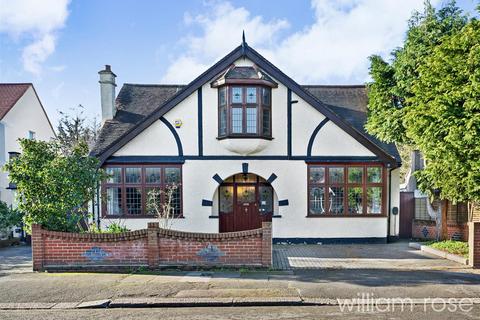 6 bedroom detached bungalow for sale, Gyllyngdune Gardens, Ilford IG3