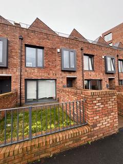 3 bedroom terraced house to rent, Wharf Road, Altrincham WA14