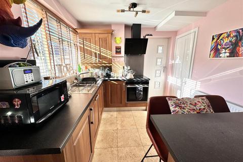 3 bedroom semi-detached house for sale, Kings Head Road, Mirfield WF14