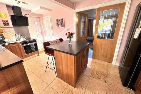 3 bedroom semi-detached house for sale, Kings Head Road, Mirfield WF14