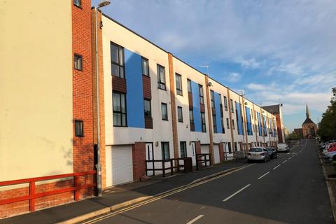 3 bedroom terraced house to rent, Greenwood Terrace, Salford M5