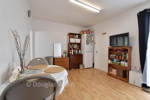 3 bedroom terraced house for sale, Kimberley Road, London E17