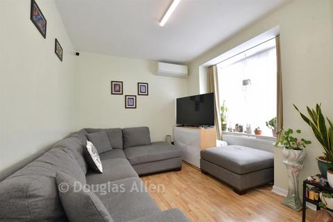 3 bedroom terraced house for sale, Kimberley Road, London E17