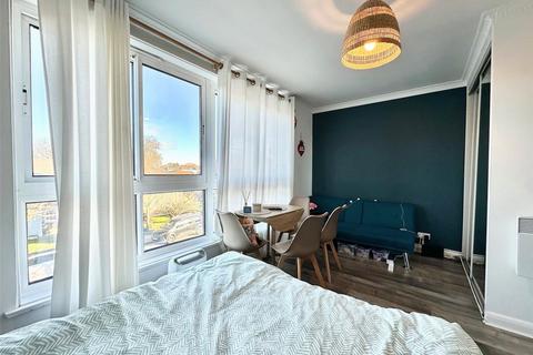 Studio to rent, March Court, Warwick Drive, SW15
