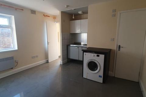 Studio to rent, Grove Road, Hounslow