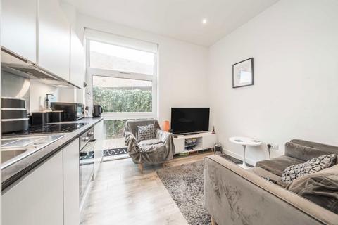 1 bedroom flat for sale, London Road, Staines-Upon-Thames TW18