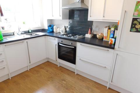 2 bedroom flat to rent, Exeter Court, Surbiton