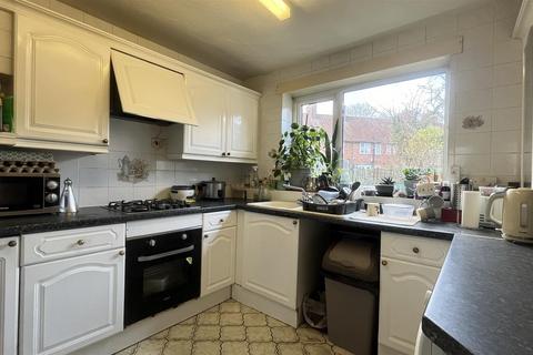 3 bedroom terraced house to rent, Titchfield Road, Carshalton SM5