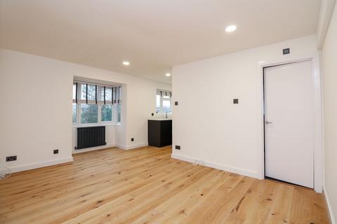 Studio to rent, Rossetti Road, London SE16