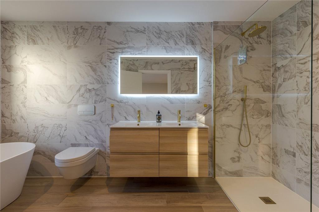 En-Suite Bathroom