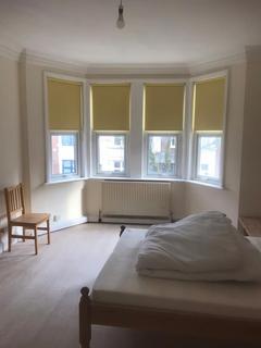 Studio to rent, Third Avenue, London W3