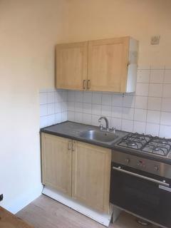 Studio to rent, Third Avenue, London W3