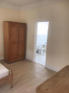 Studio to rent, Third Avenue, London W3