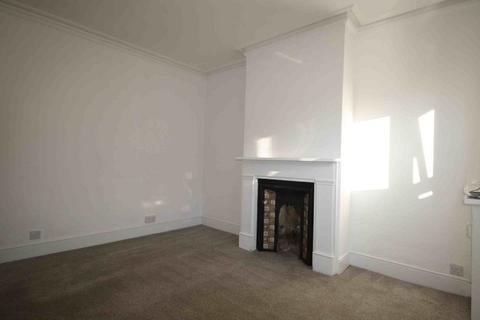 3 bedroom terraced house to rent, Broad Street