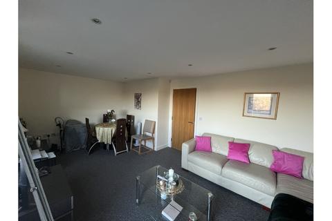 2 bedroom apartment to rent, Regents Court, Woking GU21