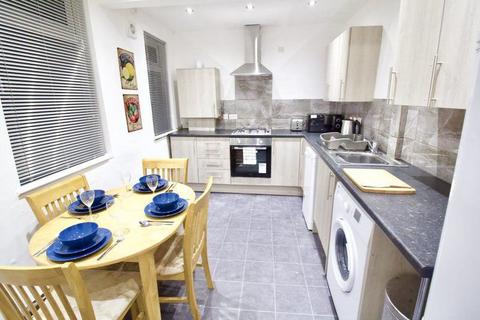 3 bedroom terraced house to rent, Kennedy Road, Salford, Greater Manchester, M5