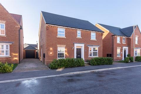 4 bedroom detached house for sale, Derwent Road, Pickering