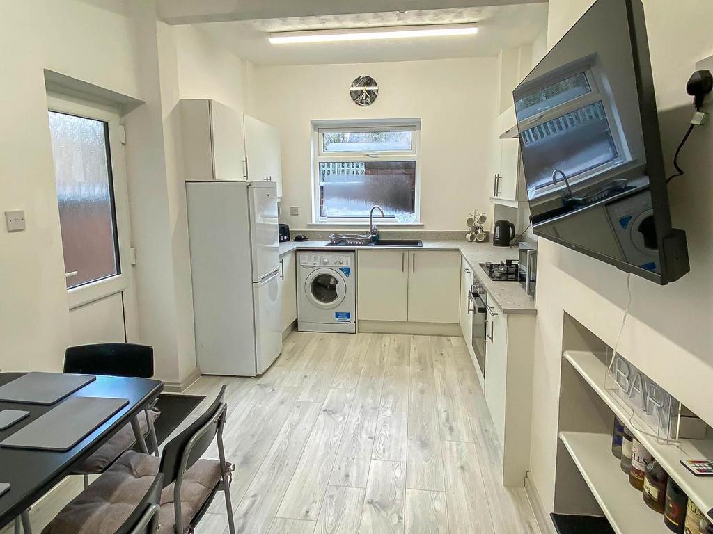 Kitchen /Dining Area