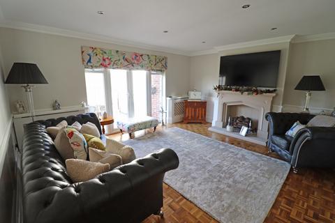 2 bedroom semi-detached house for sale, Almond Close, Grays RM16