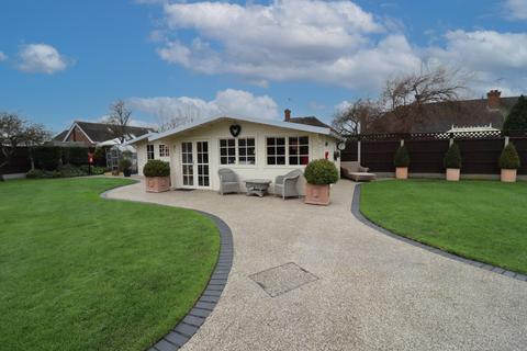 7 Almond Close, Grays, RM16 4UW