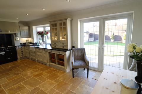 7 Almond Close, Grays, RM16 4UW