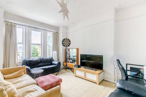 3 bedroom maisonette to rent, Weir Road, Balham, London, SW12