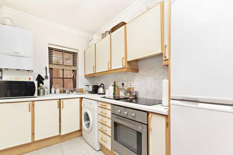 1 bedroom flat to rent, Queens Reach, East Molesey KT8