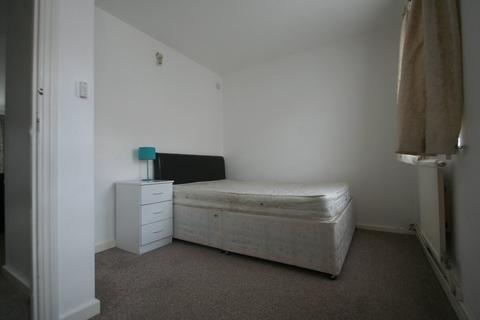 5 bedroom terraced house to rent, Hamlet Square, London, NW2