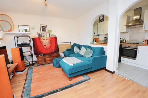 2 bedroom end of terrace house to rent, Hogarth Crescent, Colliers Wood SW19