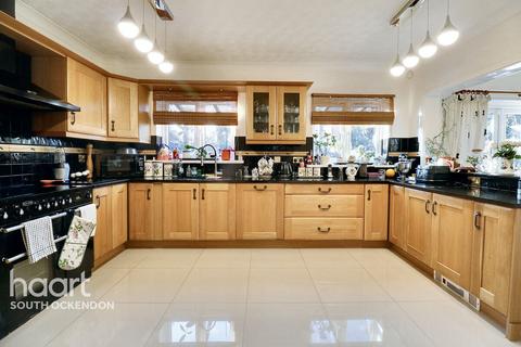 4 bedroom detached house for sale, Medlar Drive, South Ockendon