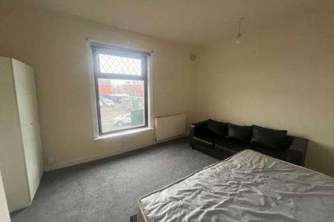 2 bedroom terraced house to rent, Holland Street, Radcliffe