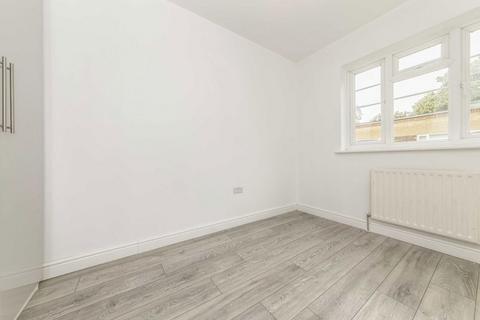 2 bedroom flat to rent, Poynders Road, London SW4