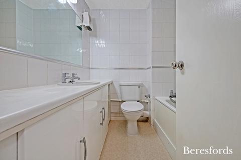 16 Carlton Close, Upminster, RM14 2YR