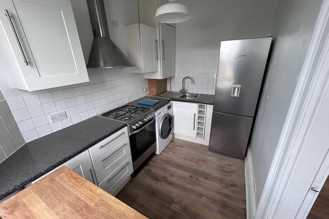 2 bedroom apartment to rent, Top Floor Flat, 11 Turney Road, London, SE21